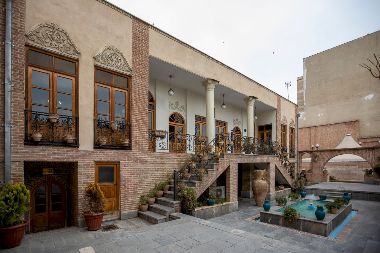 دبیرالملک عمارتی زیبا در دل تهران قدیم