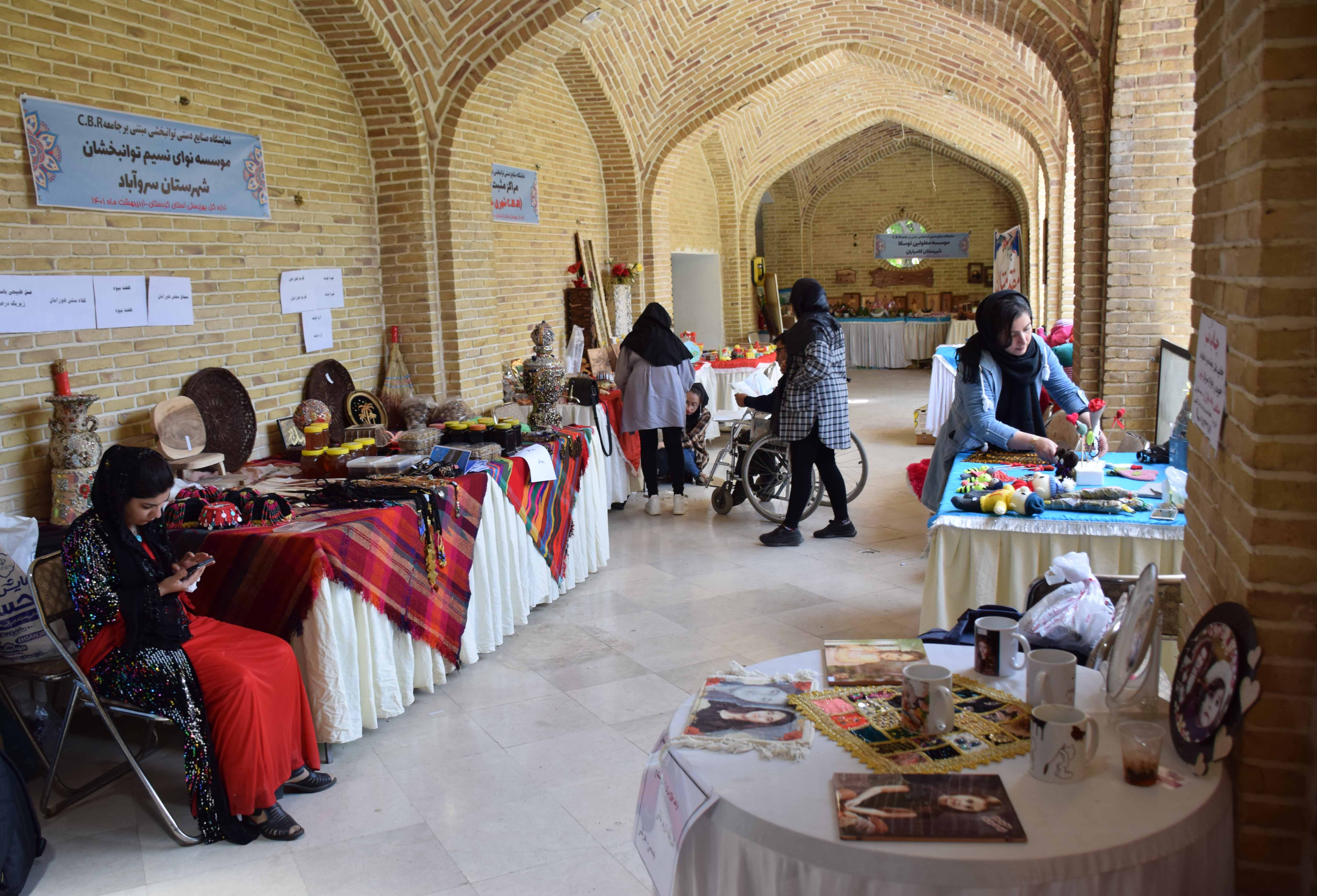 نمایش دستاوردهای هنری معلولان کردستانی در خانه کرد سنندج