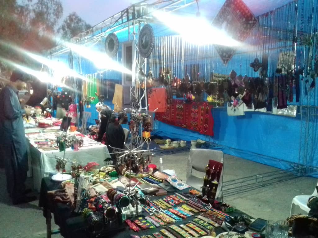 برپایی غرفه‌های صنایع‌دستی در محل برگزاری مسابقات کشوری بوکس در زاهدان