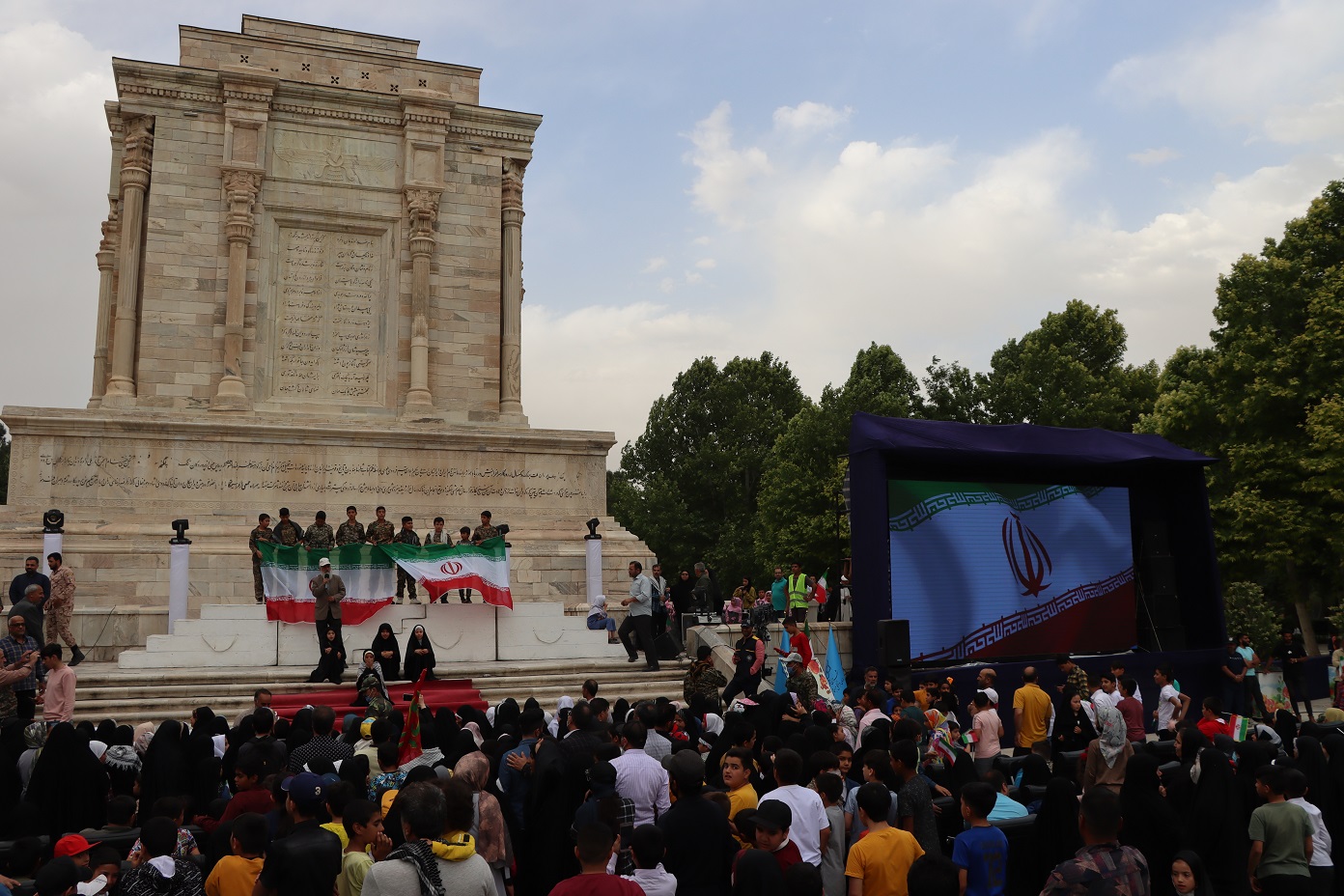 سرود سلام فرمانده با حضور هزاران دانش‌آموز در آرامگاه فردوسی 