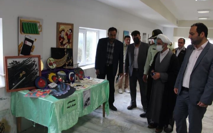 برپایی نمایشگاه صنایع‌دستی در حاشیه همایش گرامیداشت مقام معلم در گرمه