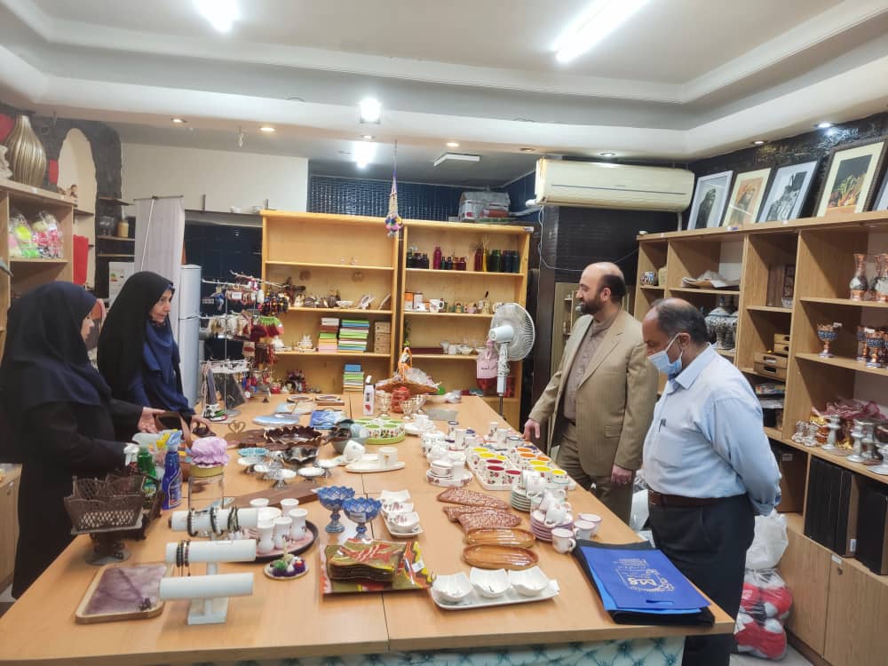 بازدید مسئولان وزارت میراث‌فرهنگی از نمایشگاه صنایع‌دستی انجمن ام‌اس ایران