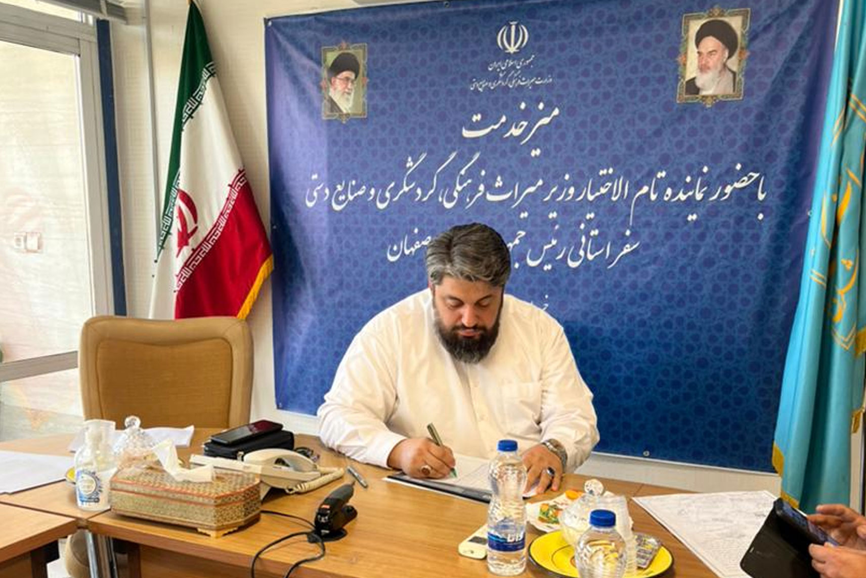 بررسی مسائل و مشکلات مردم با حضور نماینده تام‌الاختیار وزیر میراث‌فرهنگی در اصفهان