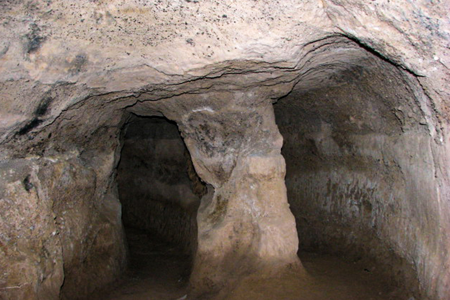 غار تاریخی گلستان نیر