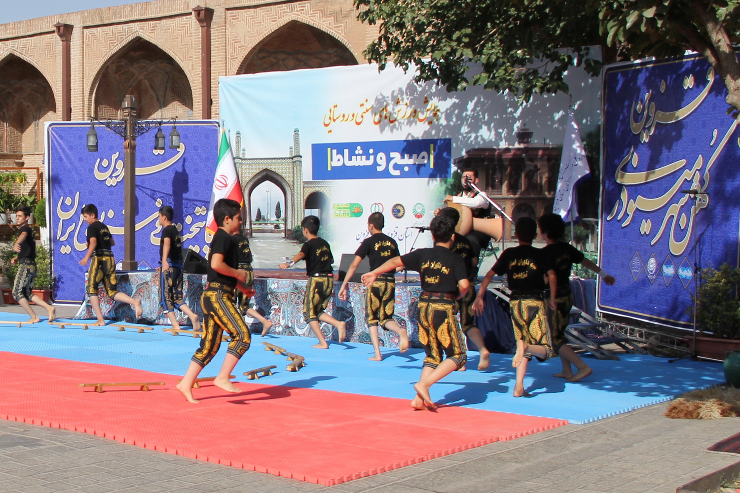 اجرای ورزش‌های سنتی و روستایی در سرای سعدالسلطنه قزوین