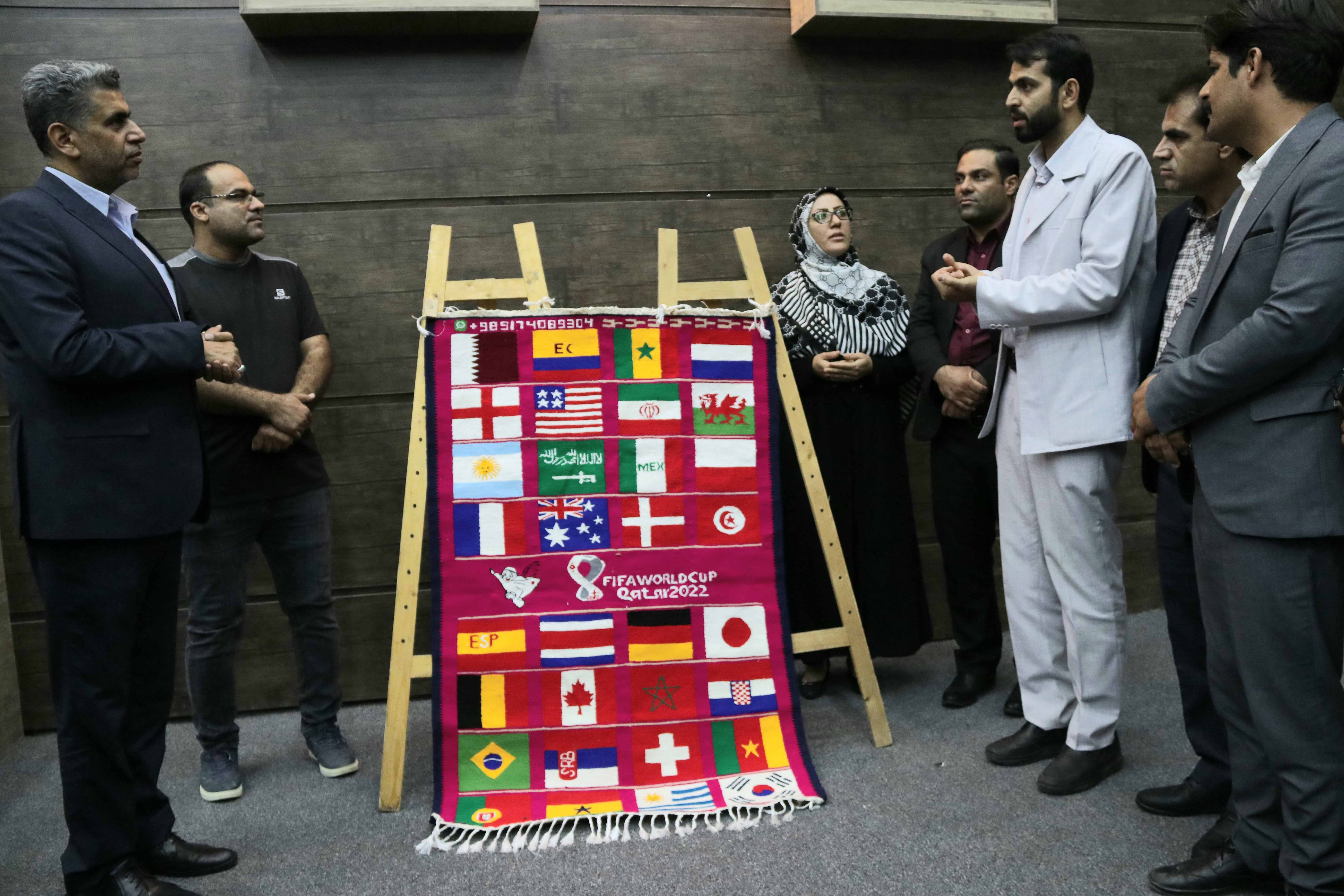 رونمایی از گلیم دستباف جام جهانی در شیراز