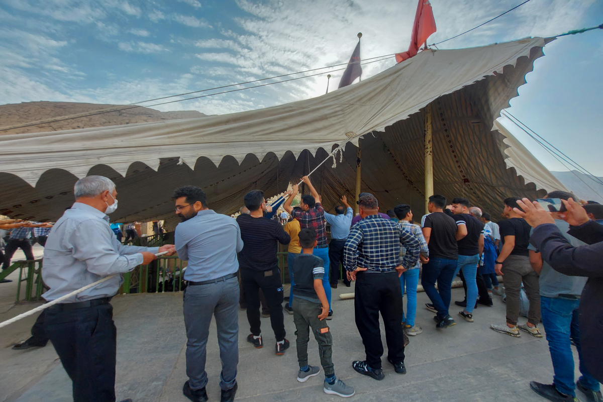برافراشتن خیمه‌های حسینی در زرقان فارس