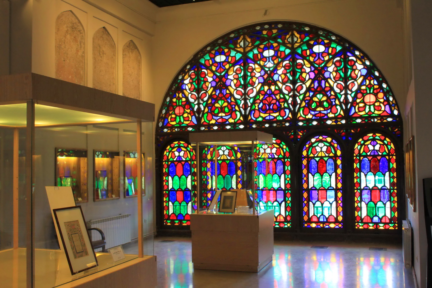 بازی رنگ و نور در کاخ موزه چهلستون قزوین