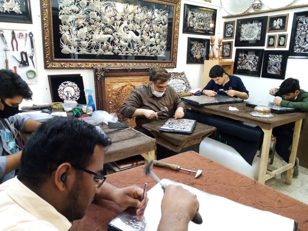 آموزش هنر قلم‌زنی همزمان با جشنواره تابستانه یزد