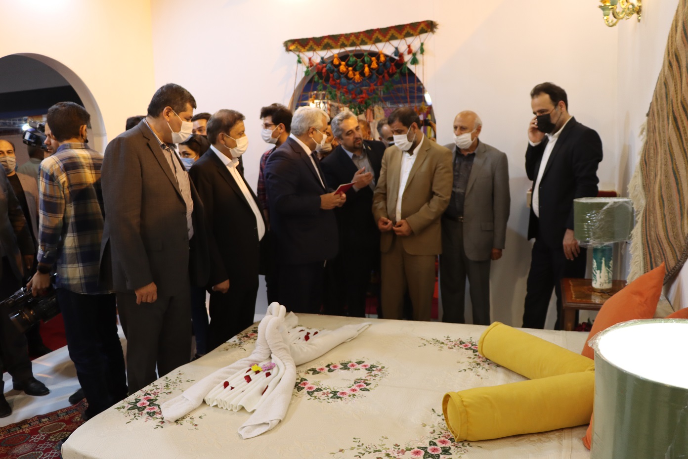 گفت‌وگو با فرماندار مشهد در افتتاحیه نمایشگاه سراسری صنایع‌دستی