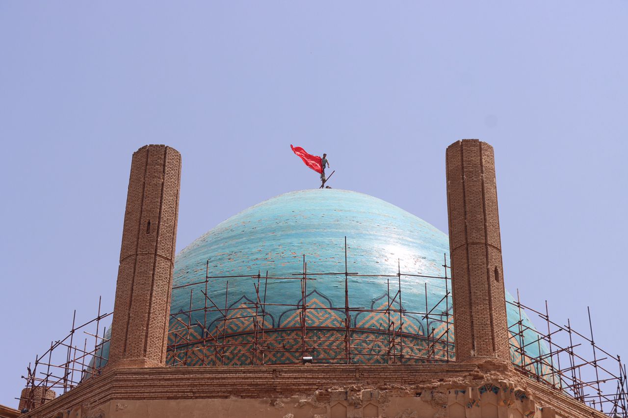 اهتزاز پرچم سرخ حسینی بر فراز گنبد سلطانیه