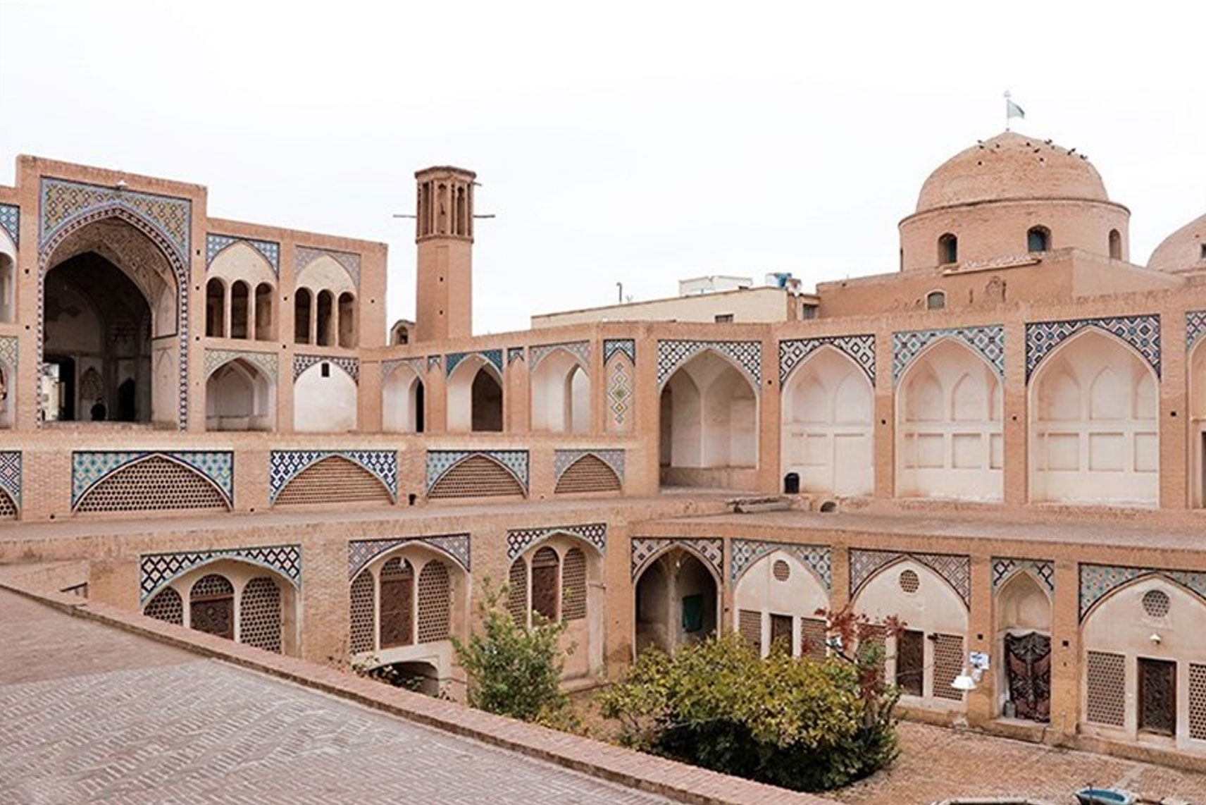 تخریب سازه غیرمجاز در حریم مسجد آقابزرگ کاشان