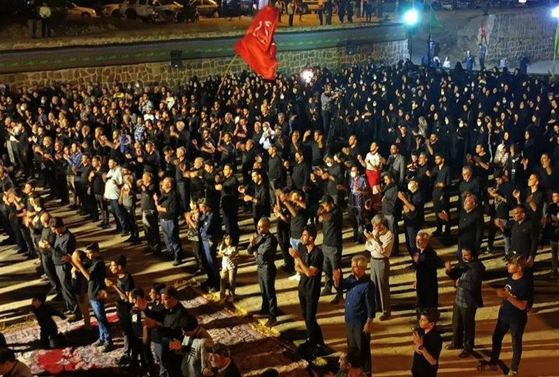 اجتماع بزرگ عزاداران حسینی در محوطه کاروانسرای تاریخی آوج
