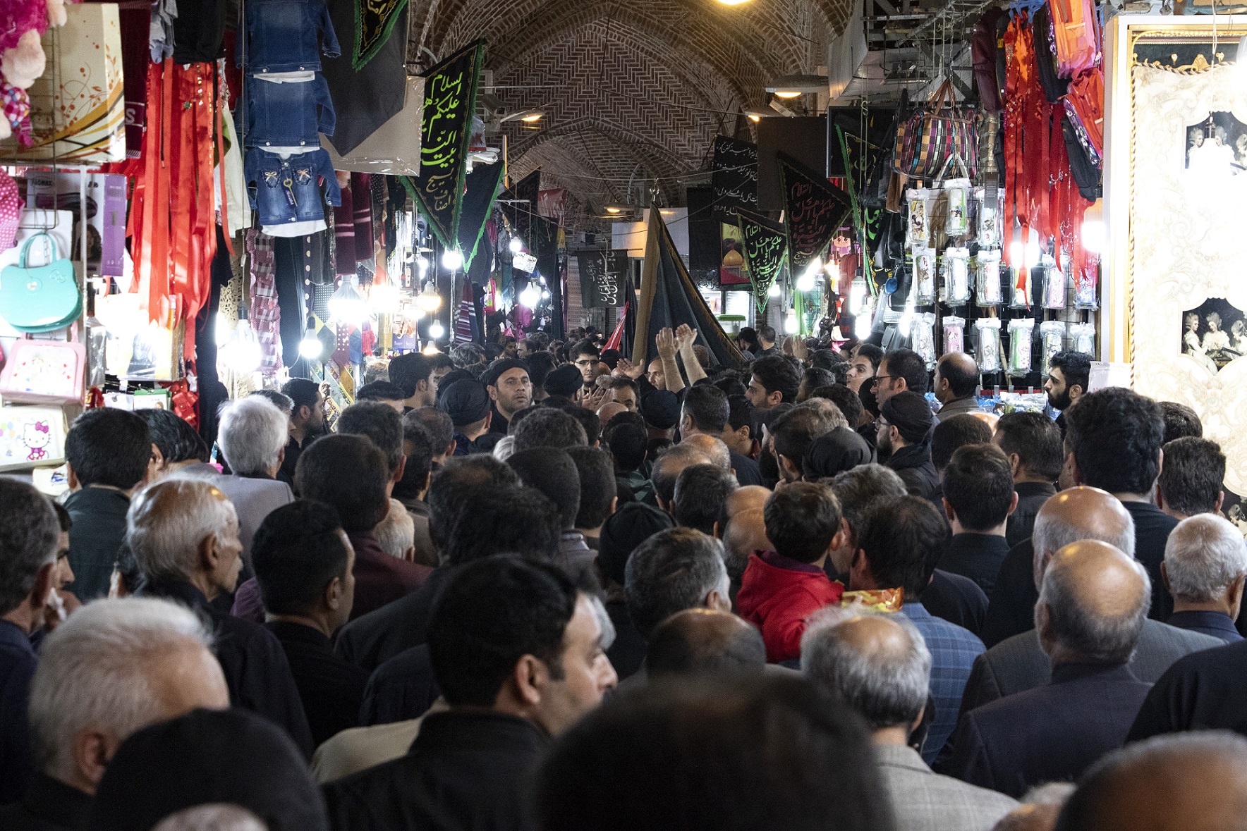 عزاداری مردم اردبیل در بازار تاریخی و اهتزاز بیرق‌های عزا