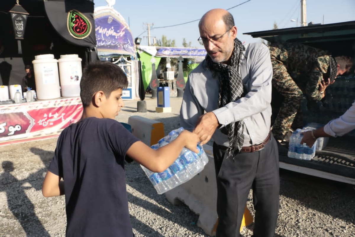 توزیع آب نذری در بین زائران حسینی در مرز تمرچین