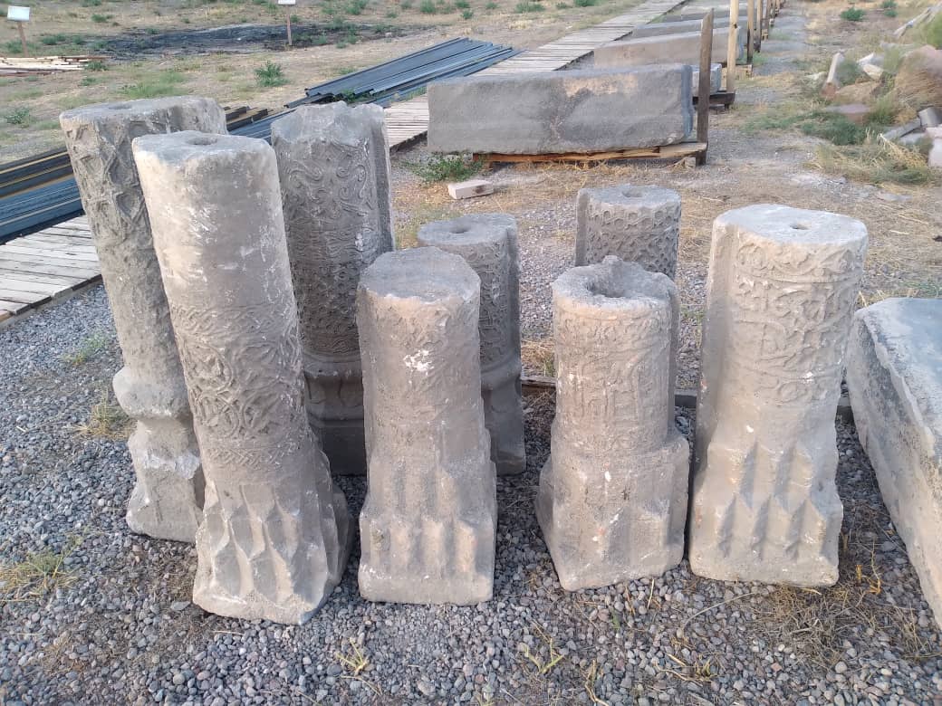 کشف ۸ قطعه سنگ حجاری شده در منطقه آخونی تبریز