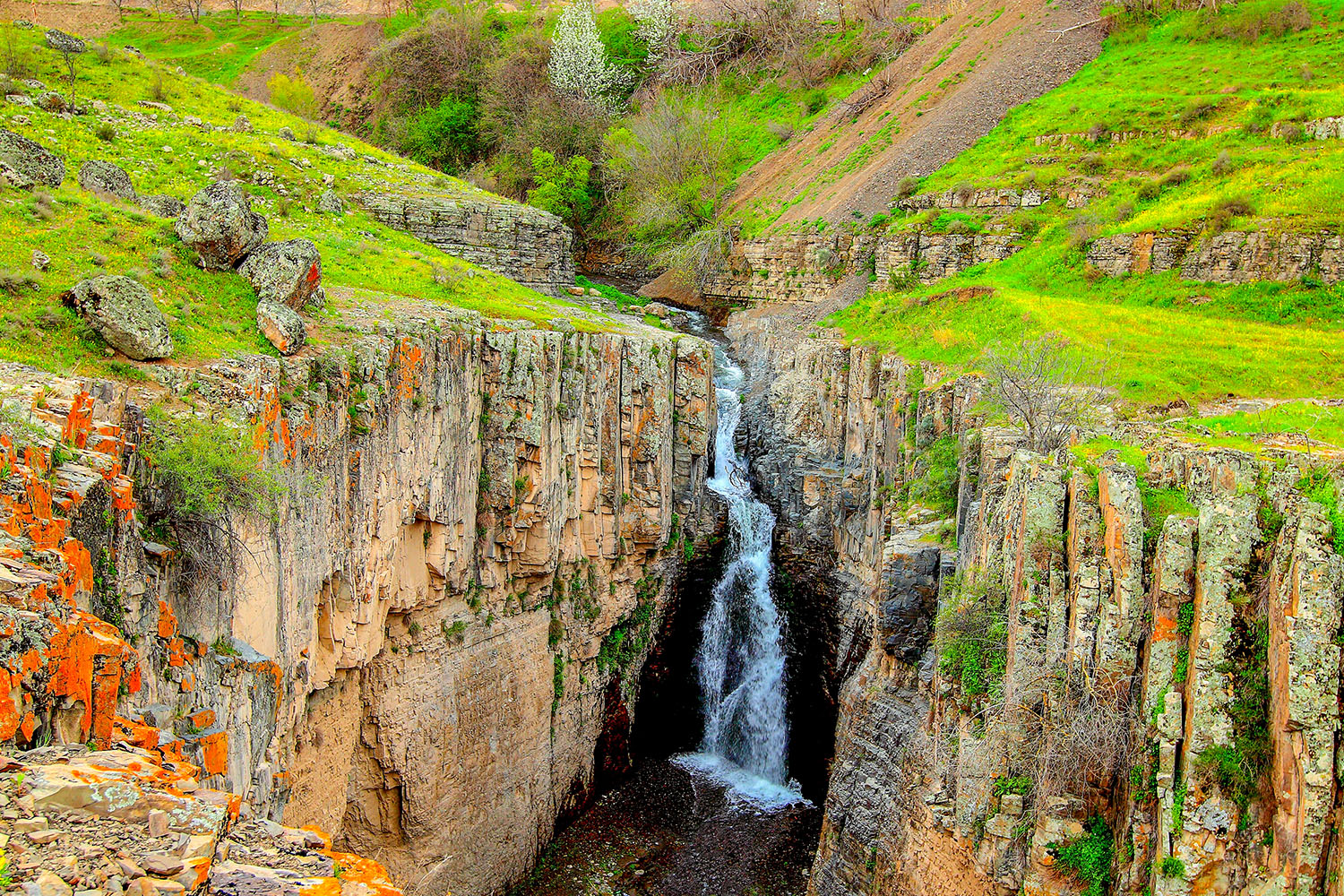 آبشار چالاچوخور، جاذبه‌ای بکر در میان دره‌ها