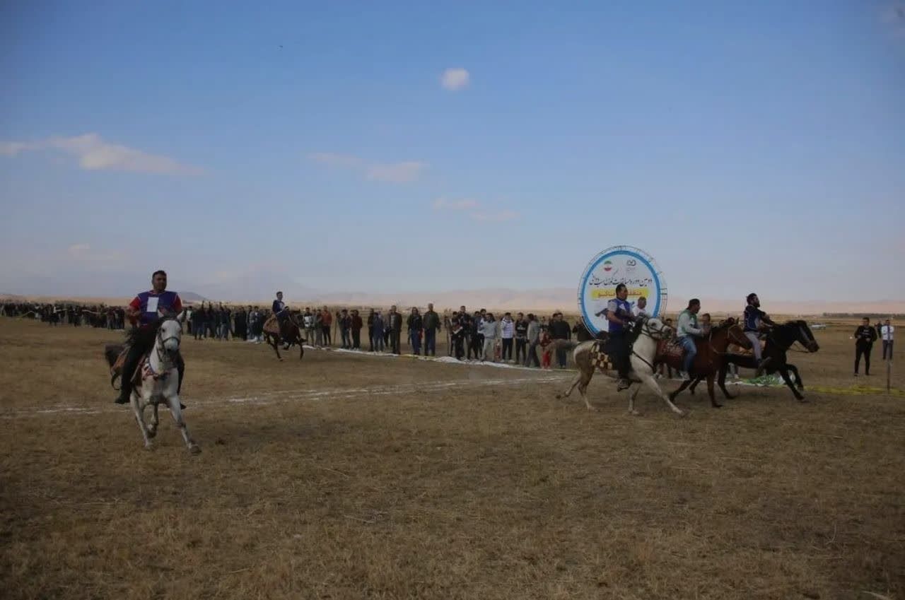 جشنواره کورس اسب‌دوانی در منطقه‌آزاد ماکو برگزار شد