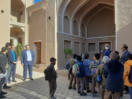 بازدید دوره‌ای دانش‌آموزان از بافت تاریخی خوسف و نمایشگاه نسخ خطی شهرستان خوسف