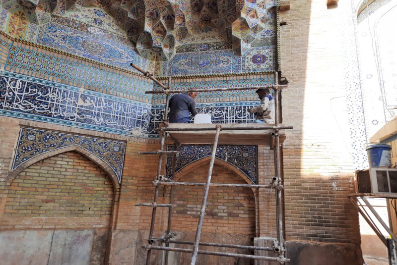 مرمت بخشی از کتیبه کاشی‌کاری‌ معرق سردر مشهور به دوازده امام مسجد جامع عتیق شیراز