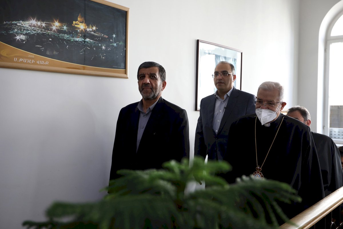 صمیمیت رهبرمعظم‌انقلاب با مسیحیان در دوران دفاع‌مقدس گواهی بر ارتباط مسالمت‌آمیز ایرانیان و ارامنه است/ کلیساها مورد احترام مردم ایران است