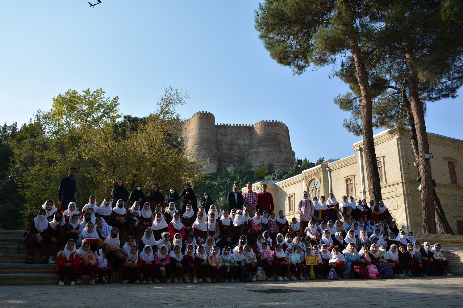 همخوانی سرود جمهوری اسلامی ایران توسط دانش‌آموزان پایه ششم ابتدایی در قلعه فلک‌الافلاک خرم‌آباد
