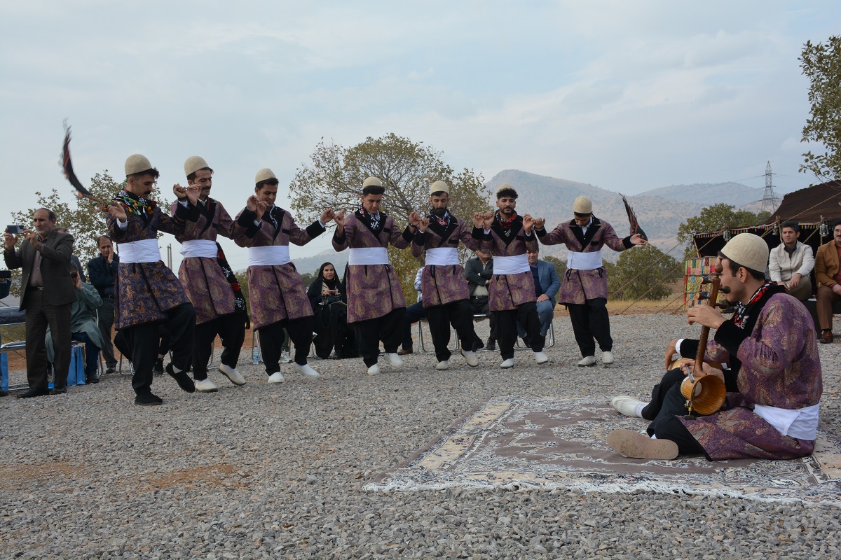 اجرای موسیقی محلی در مجتمع کشت‌وصنعت و گردشگری فجر صفا لرستان