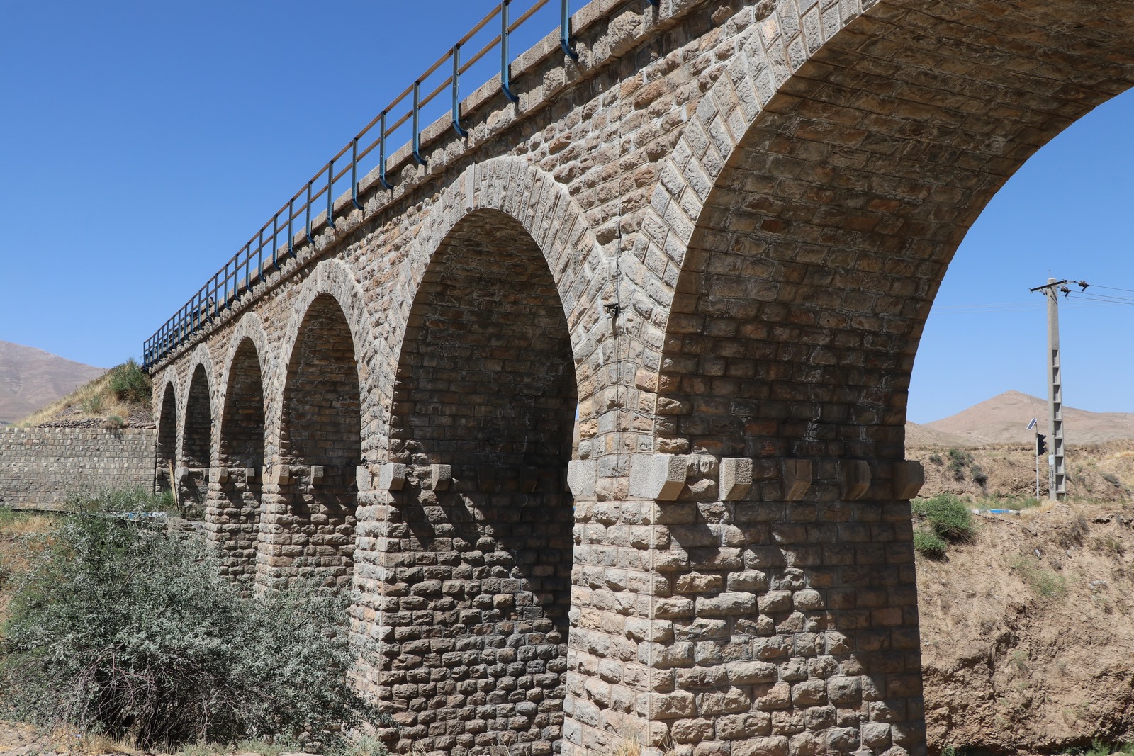 پل تاریخی هفت چشمه روستای ضامنجان