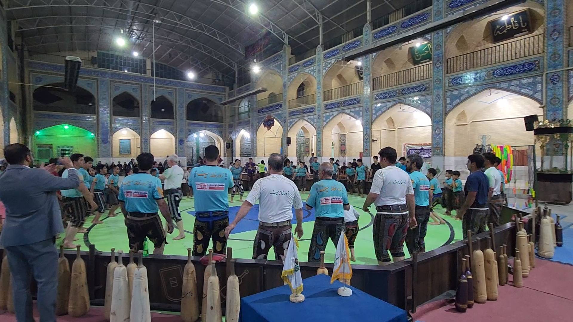 اجرای ورزش زورخانه‌ای و پهلوانی در حاشیه جشنواره انار شاهدیه یزد