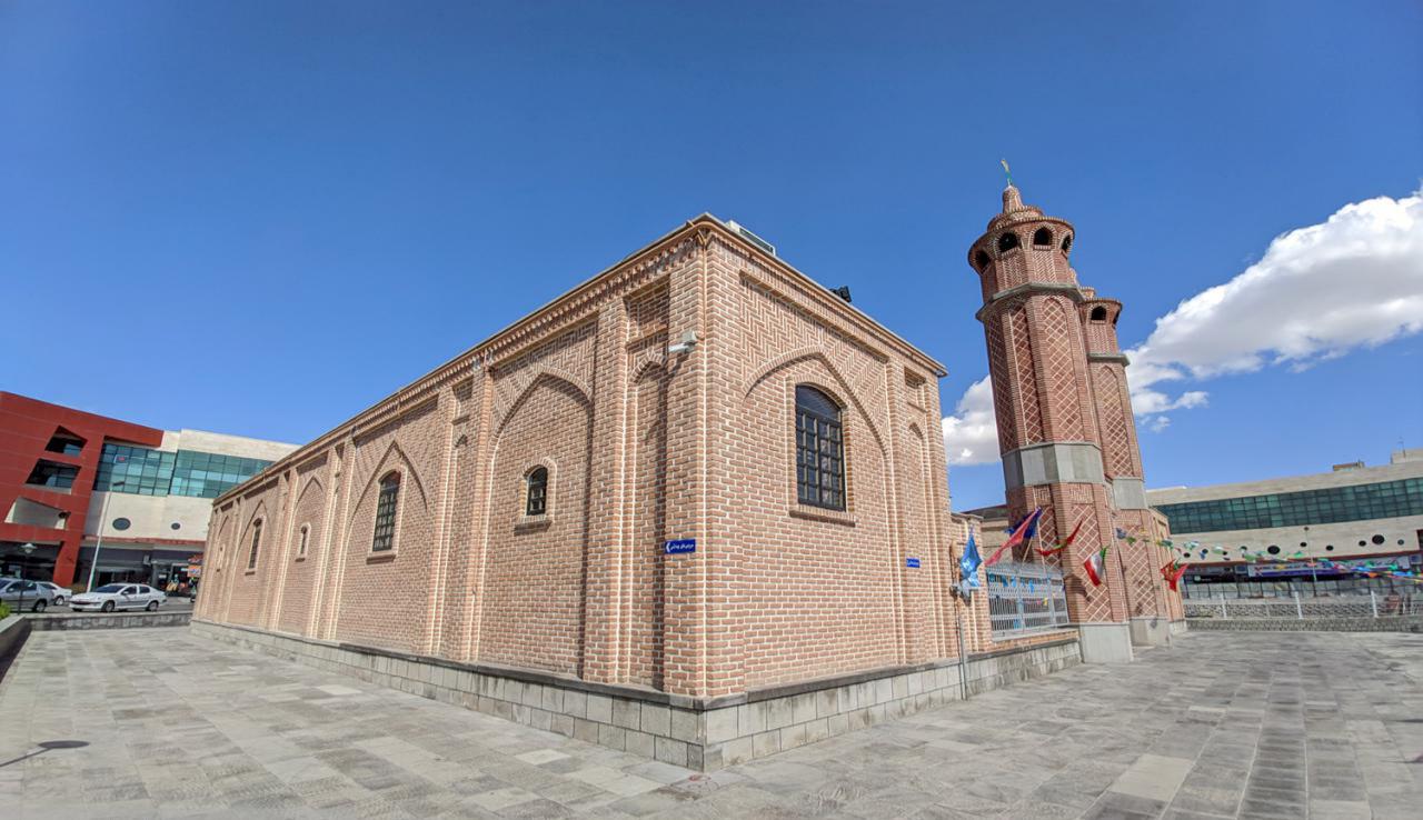 عملیات مرمت و سامان‌دهی پشت‌بام مسجد تاریخی کریم‌خان تبریز ادامه دارد