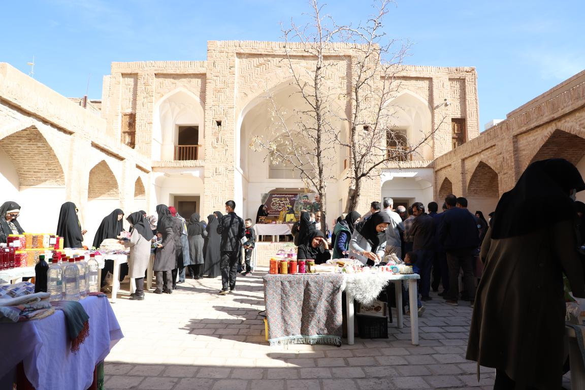نمایشگاه غذاهای سنتی و محصولات خانگی در بافت تاریخی بیرجند