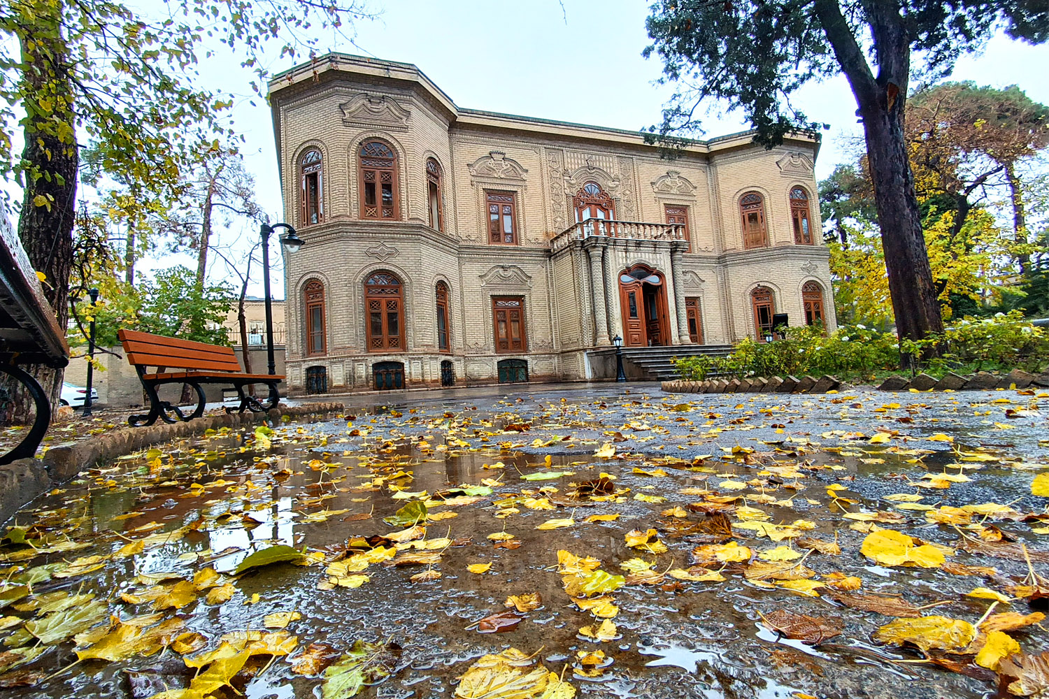 پاییز بارانی در موزه آبگینه