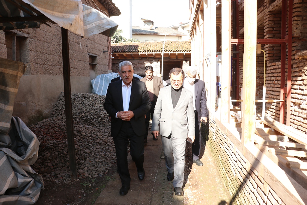 بازدید استاندار گیلان و رئیس مجمع نمایندگان استان از روند اجرایی مرمت خانه تاریخی اخوان معروف به شیرازی