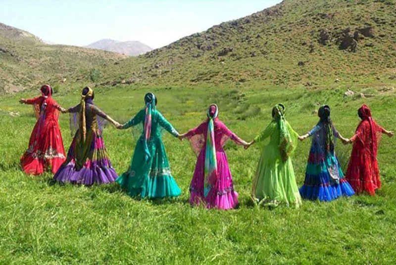 ضرورت بازآفرینی لباس‌های سنتی ایرانی در نقوش و طرح‌های باکیفیت 