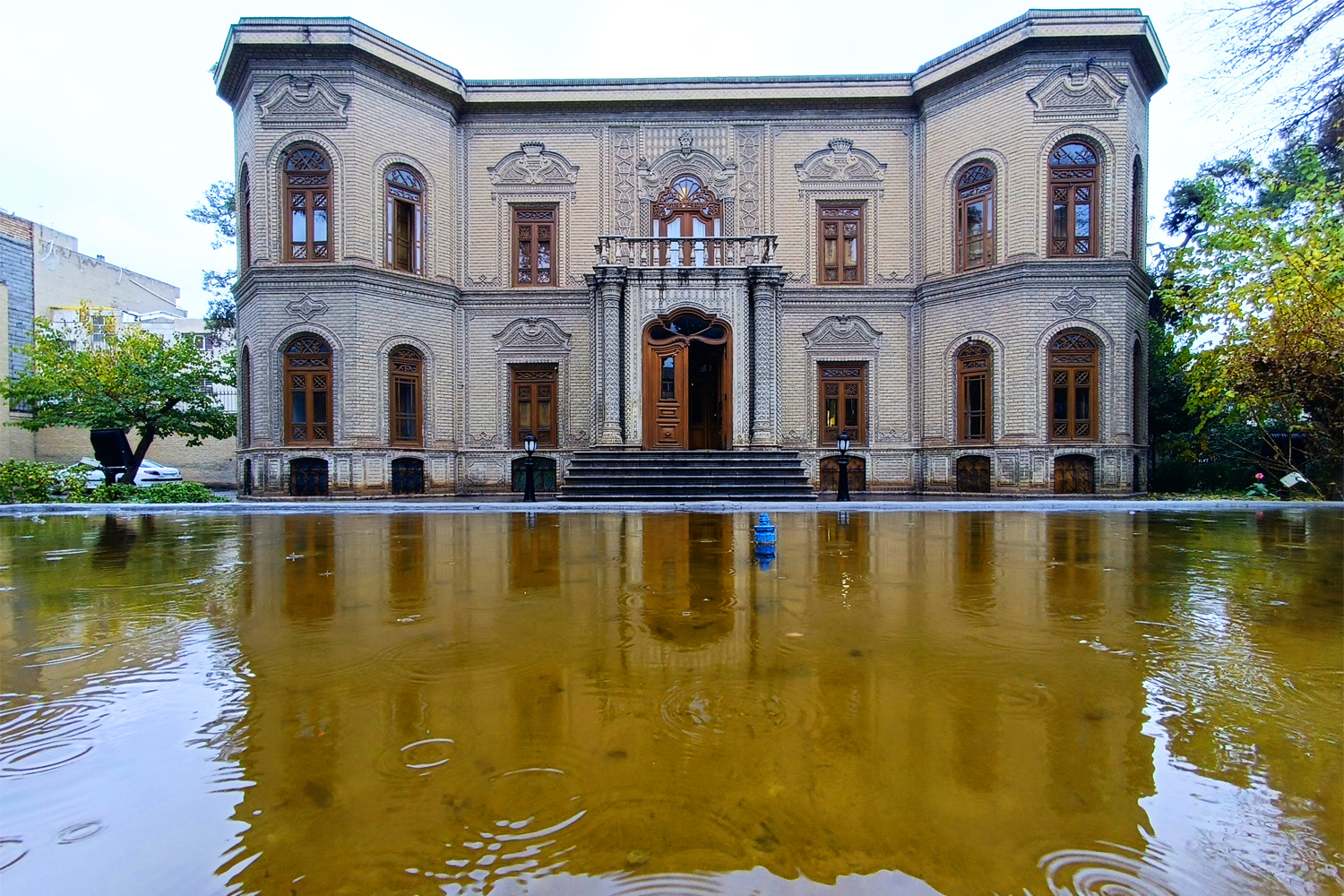 موزه آبگینه در یک روز بارانی