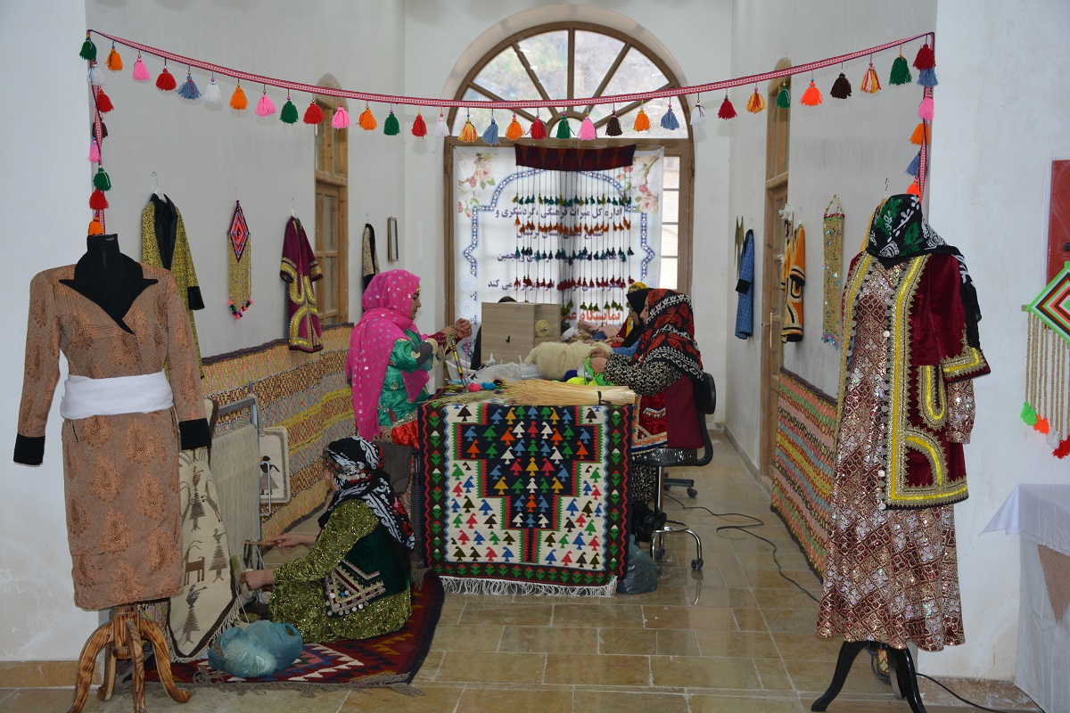 آغاز جشنواره و نمایشگاه دست‌آفرین‌های هنر ایرانی در خرم‌آباد