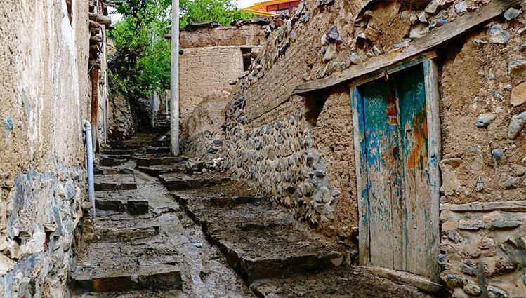 اصلاح کف فرش معابر در روستای تاریخی اشتبین آذربایجان شرقی