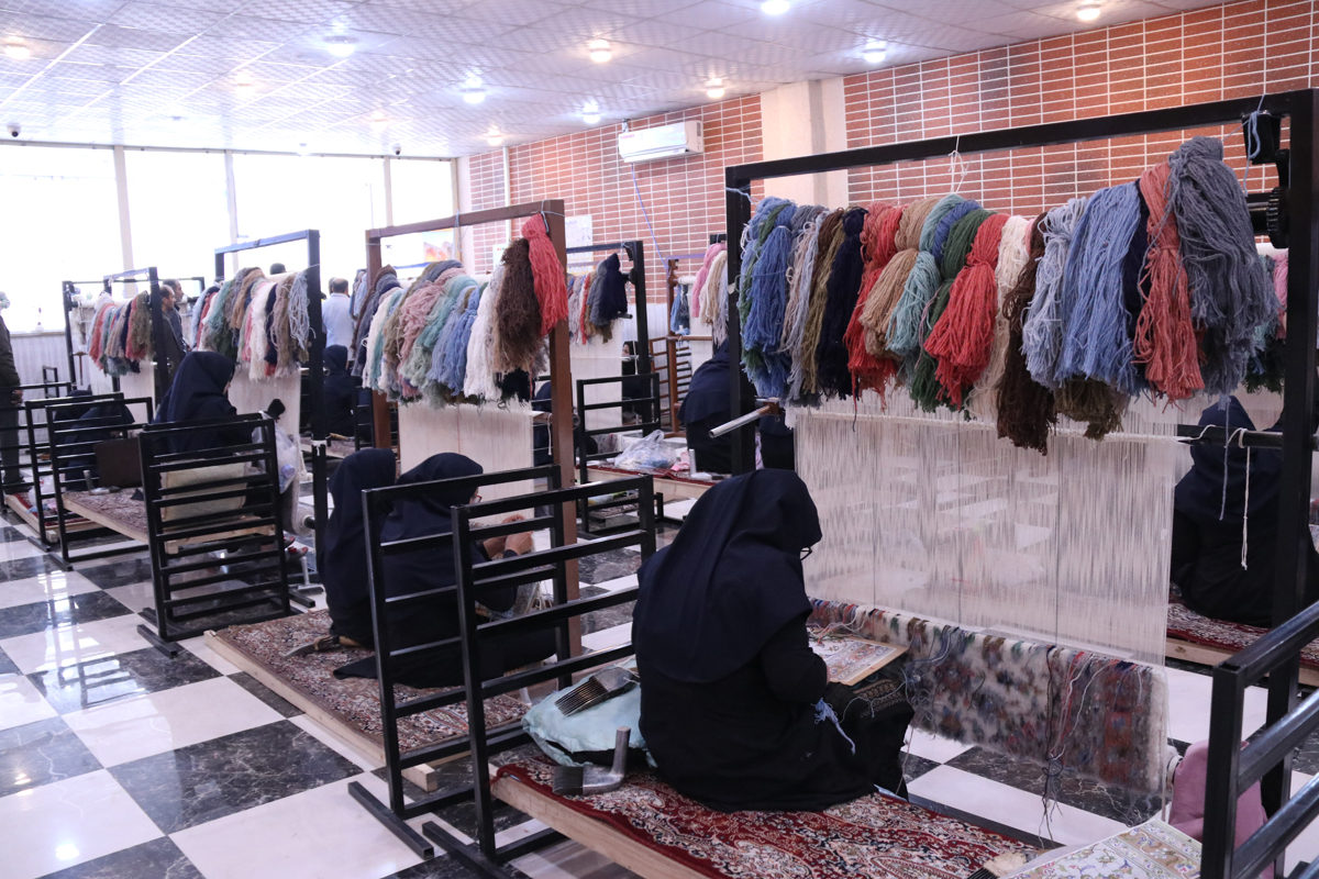 زنان هنرمند فارس بالاترین سهم را در تولید آثار صنایع‌دستی استان به عهده‌ دارند
