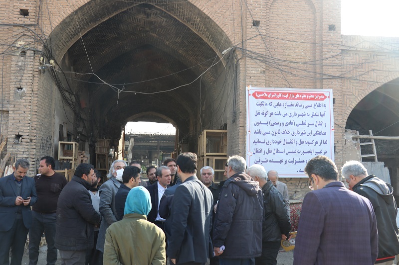 بازدید مسئولین استان قم از طرح مرمت و احیای سرای ملاحسین و بازار کهنه