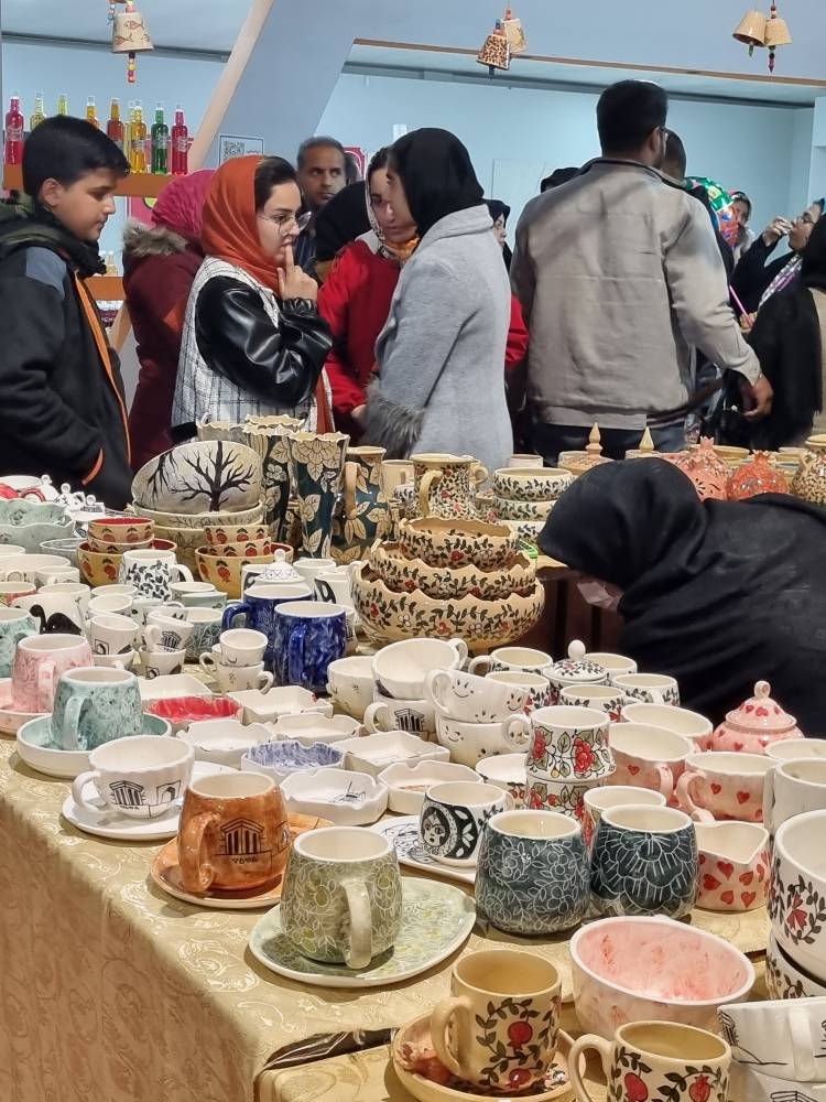 برپایی غرفه‌های صنایع‌دستی در نمایشگاه و جشنواره سفره‌های یلدایی یزد