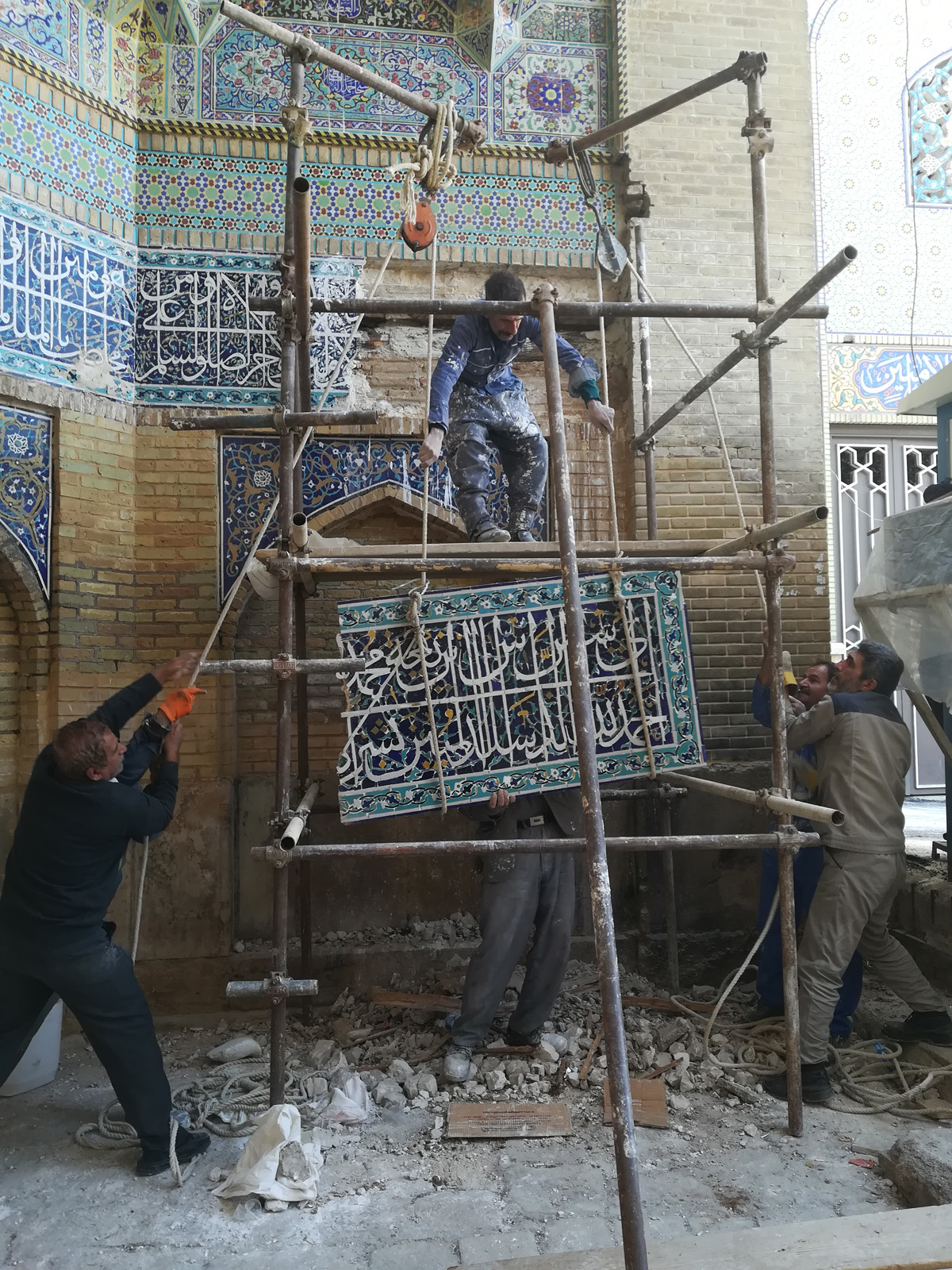 پایان مرمت کتیبه معرق سردر دوازده امام مسجد جامع عتیق شیراز