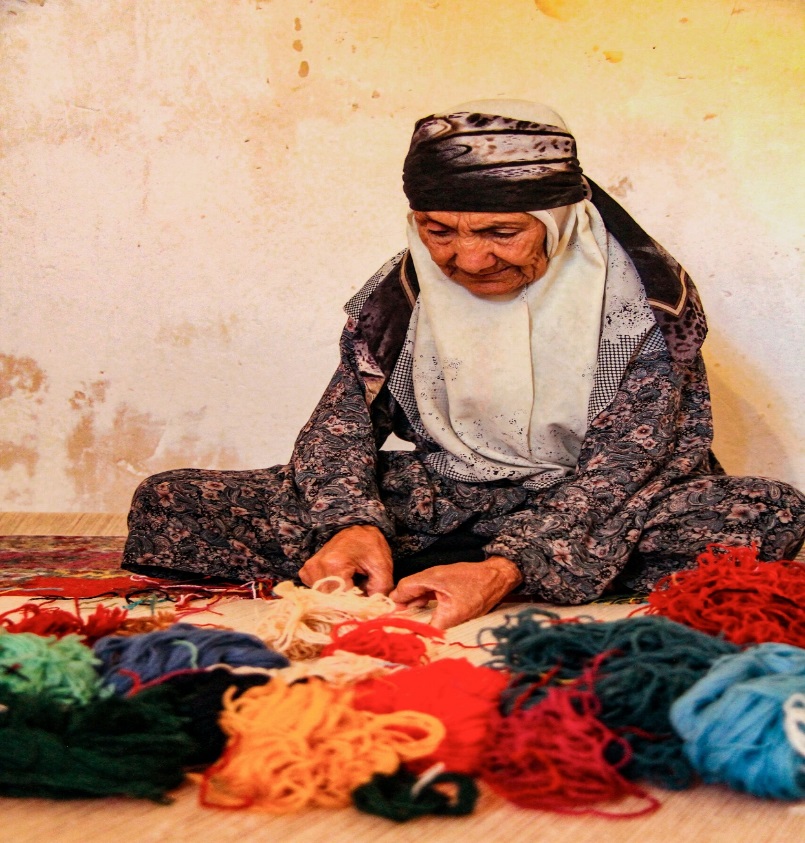 زنان سیرجانی در تداوم هنر قالی‌بافی نقش کلیدی دارند