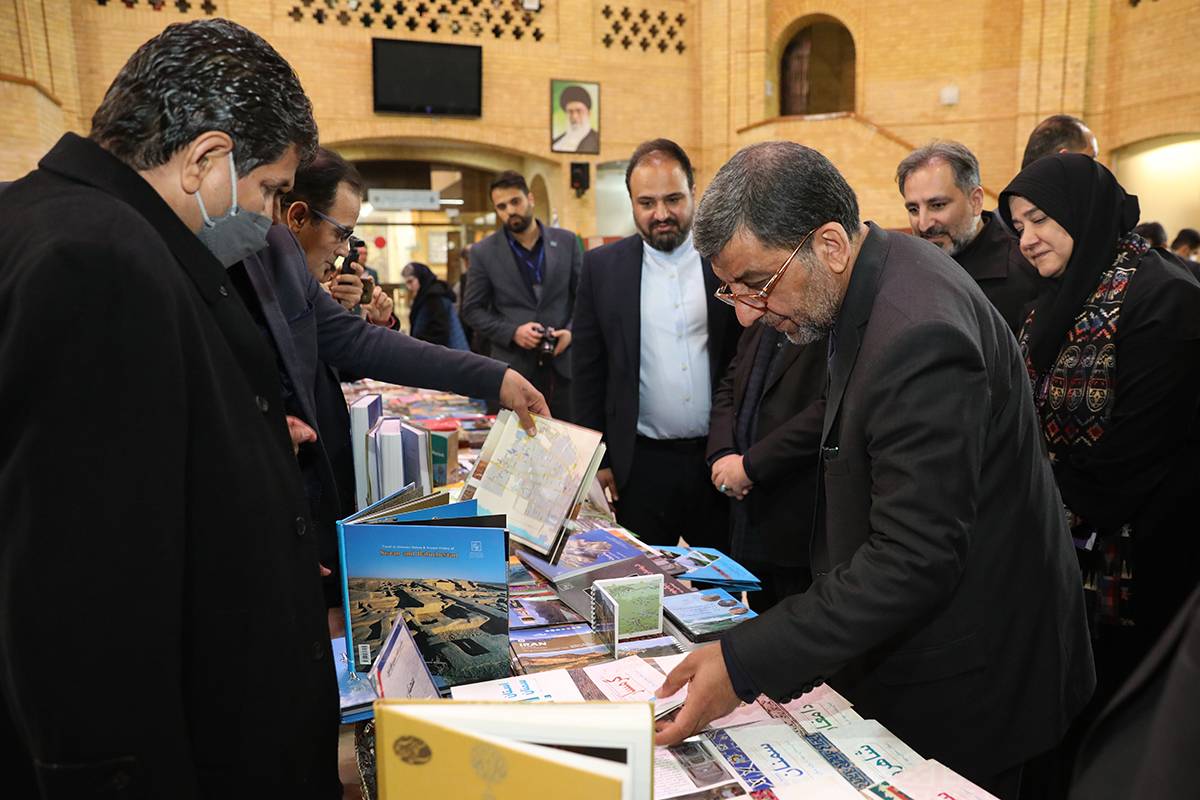 بازدید مهندس ضرغامی از نمایشگاه اقلام و محصولات چاپی ادارات کل استانی