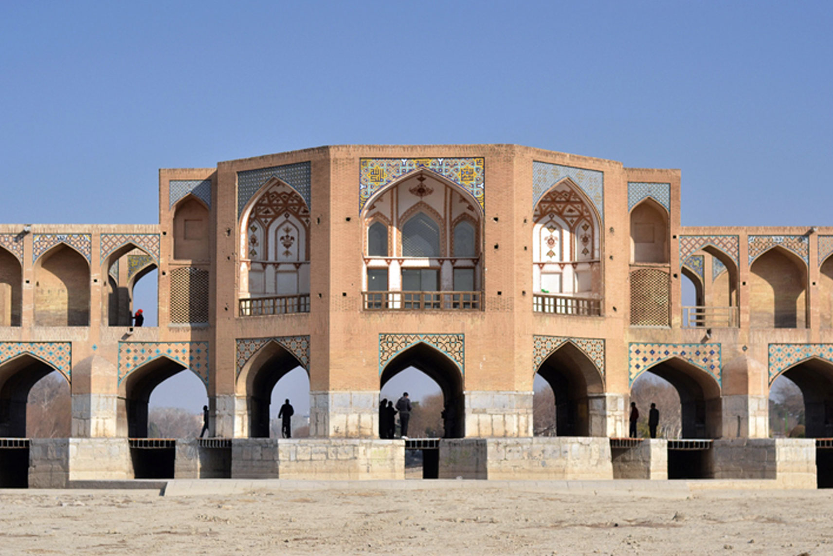 ایده‌ای برای حفاظت از گردشگران برفراز پل تاریخی خواجو اصفهان