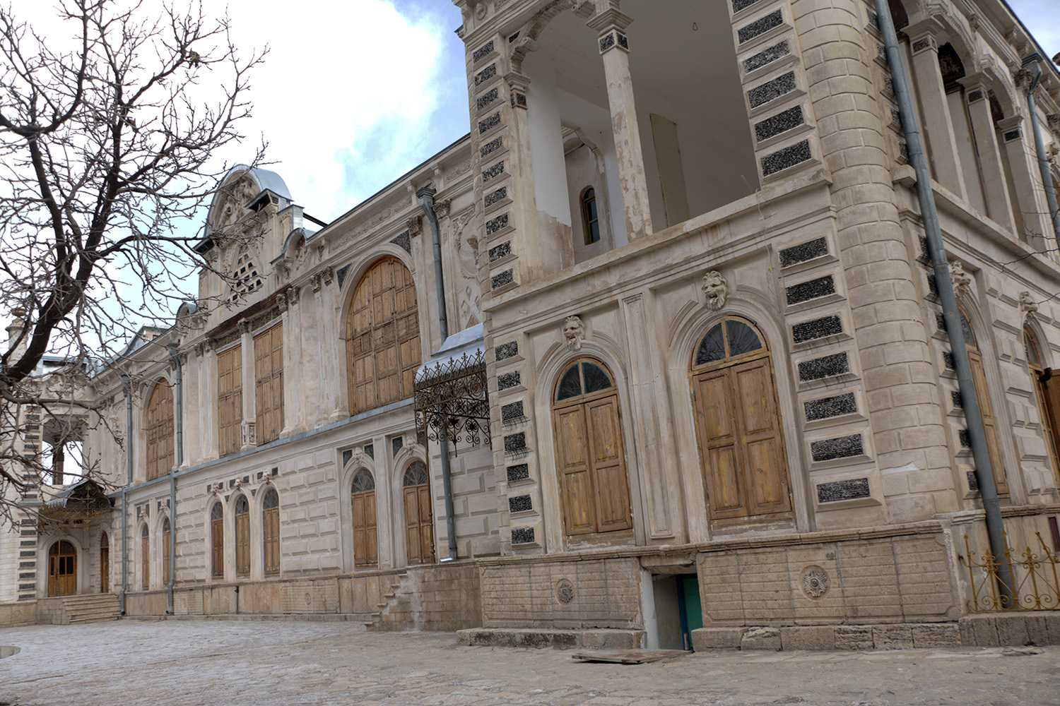 بازدید مدیرکل میراث فرهنگی آذربایجان غربی از کاخ موزه باغچه‌جوق ماکو