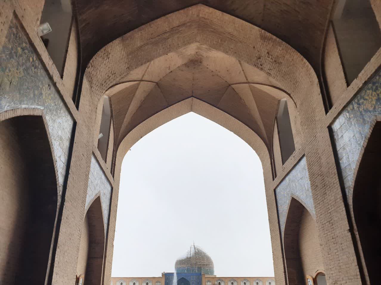حفاظت از گنبدهای مساجد تاریخی اصفهان پس از بارش سنگین برف