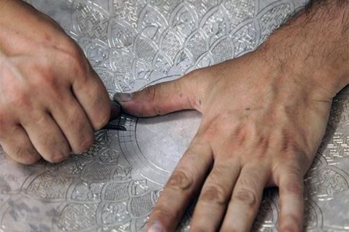 هنر حکاکی روی فلز در مراغه آذربایجان شرقی رونق پیدا کرده است