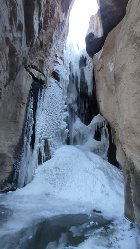 آبشار ۲۹ متری رودمعجن تربت حیدریه یخ زد