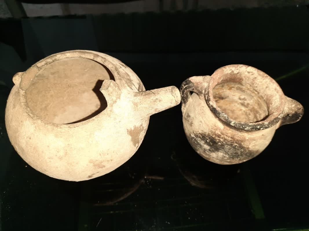 کشف ۲ کوزه سفالی در خرمدره/ آثار متعلق به دوره میانی اسلامی و هزاره اول قبل از میلاد است