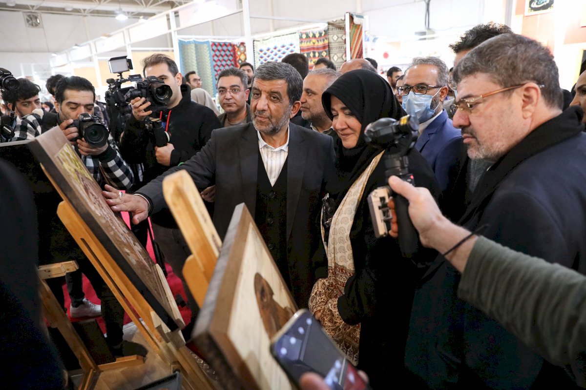 رونمایی مهندس ضرغامی از تابلوی گل و مرغ هنرمند اصفهانی در نمایشگاه تهران 